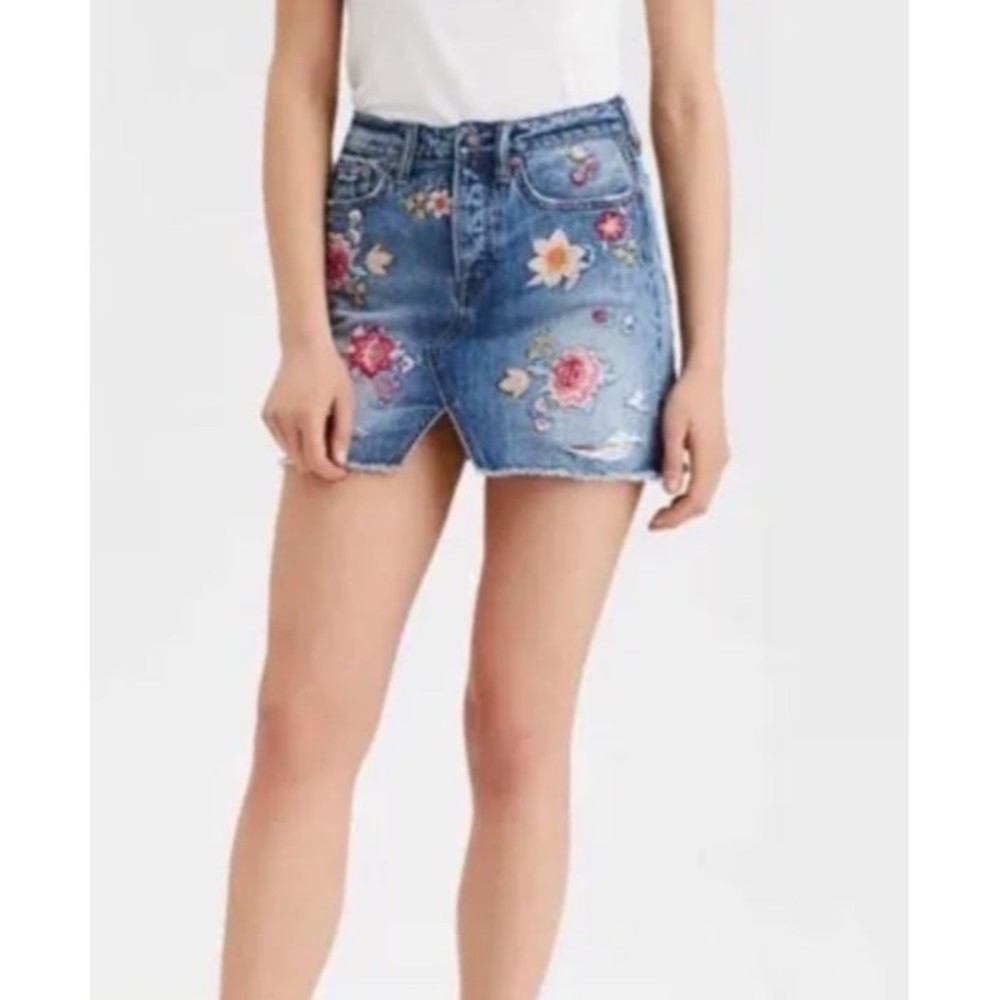 American Eagle embroidered floral denim skirt size 4